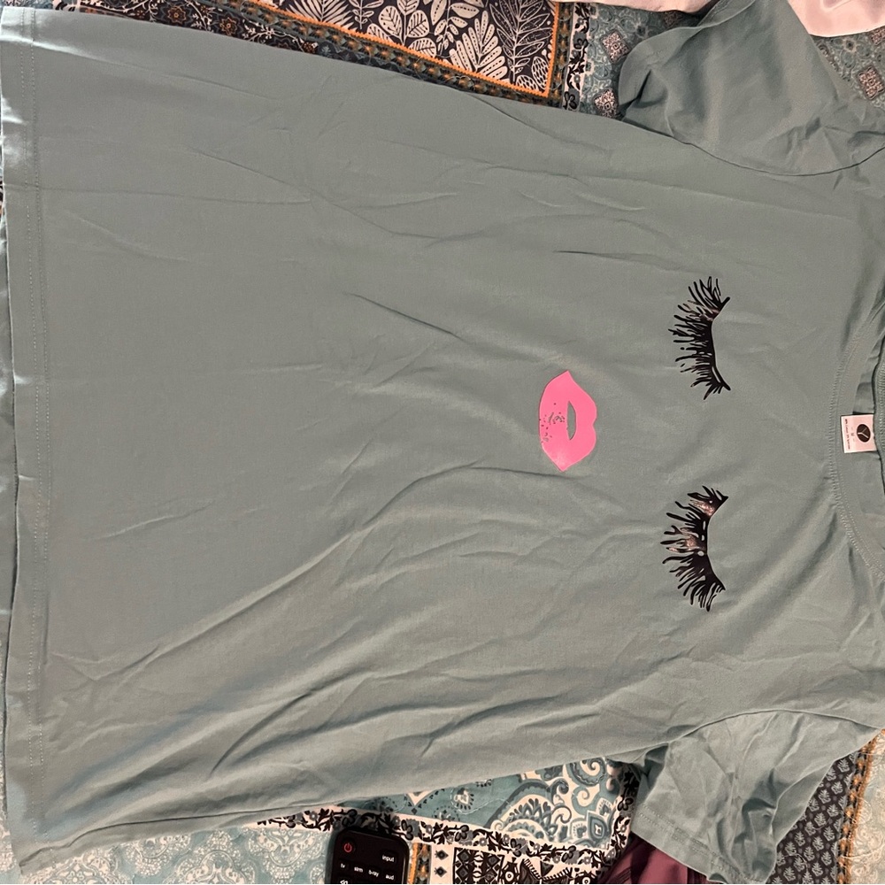Light green graphic T-Shirt with Pink Lips and Eyelashes